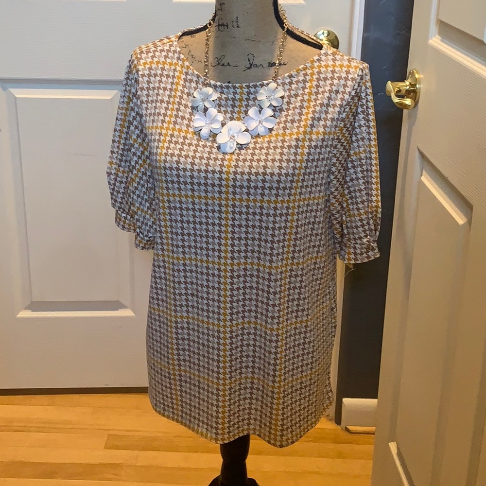 Short sleeve blouse , necklace not on sale